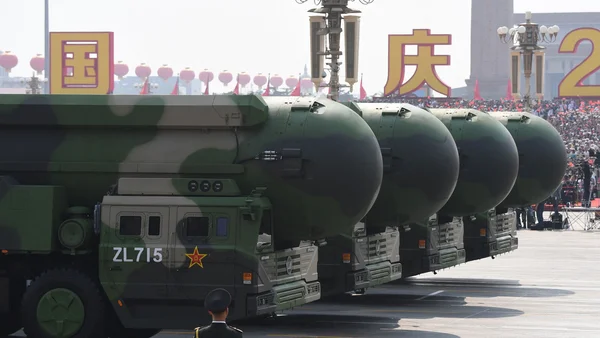Défilé militaire chinois avec missiles balistiques intercontinentaux