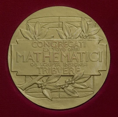 Revers de la médaille Fields, avec l'inscription latine et des branches de laurier.