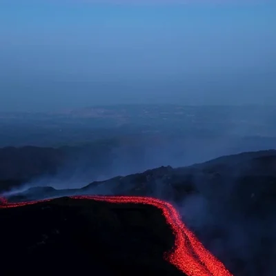 Coulée de lave illuminant le ciel sicilien au-dessus de l'Etna.