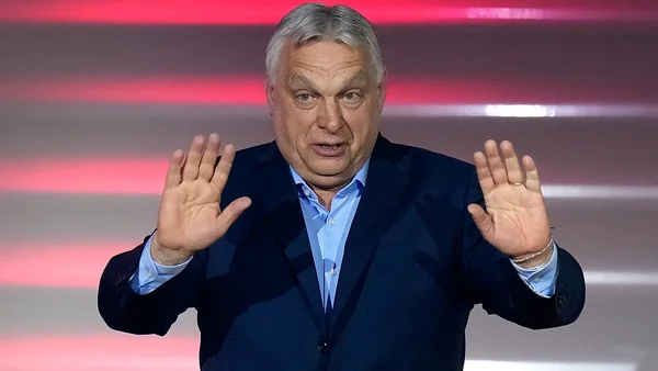 Viktor Orbán, Premier ministre hongrois, faisant un geste des mains.