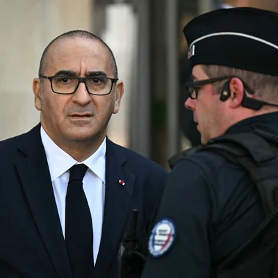 Laurent Nuñez aux côtés d'un policier en uniforme.