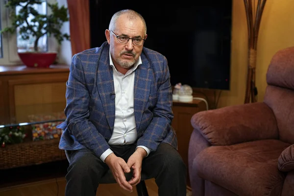 Boris Nadejdine dans un salon, avec un bonsaï visible.
