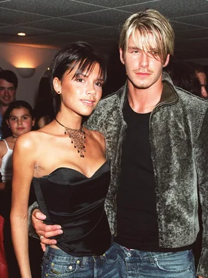 David et Victoria Beckham lors d'un événement en intérieur.