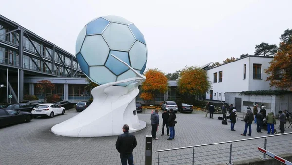 Sculpture de ballon de football dans la cour du siège de la Fédération allemande de football (DFB).
