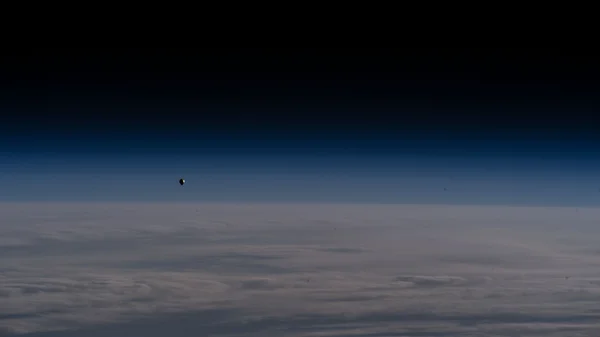 Le vaisseau SpaceX Freedom Dragon avec les astronautes privés d'Axiom Mission-2 s'approchant de la Station spatiale internationale, le 22 mai 2023.