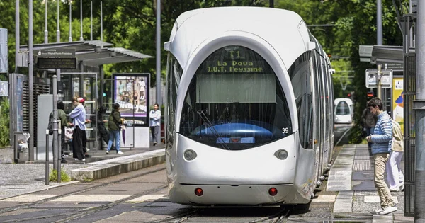 Tramway T1 à l'arrêt à Lyon, destination La Doua I.U.T. Feyssine.