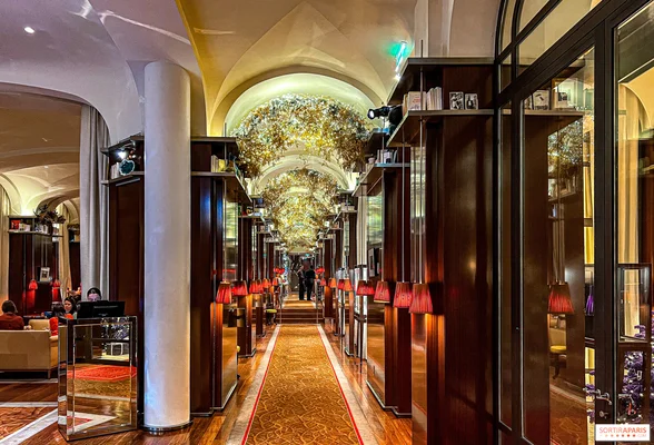Le Royal Monceau, palace parisien détenu par des investisseurs qataris, arbore un décor raffiné mêlant bibliothèques et suspensions florales.