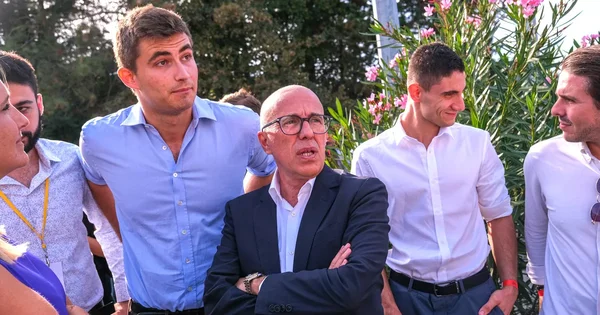 Éric Ciotti, entouré de proches, lors d'une réunion en extérieur.