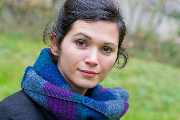 Julia Kerninon photographiée dans un décor extérieur.