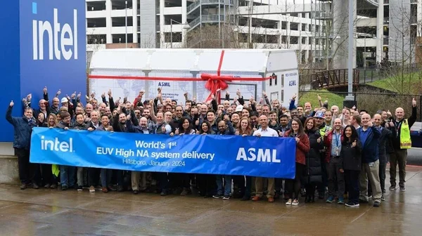 Employés d'Intel et d'ASML célébrant la livraison du premier système EUV High NA à Hillsboro, janvier 2024.