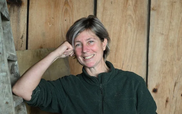 Sandrine Collette, finaliste du Goncourt, dans une pose décontractée.