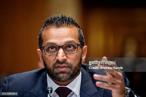 Kash Patel en costume, faisant un geste lors d'une intervention.
