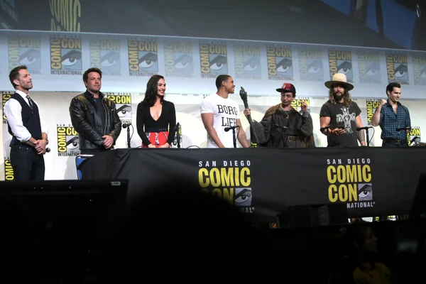 Le casting de Justice League, incluant Jason Momoa, lors du Comic-Con de San Diego en 2016.