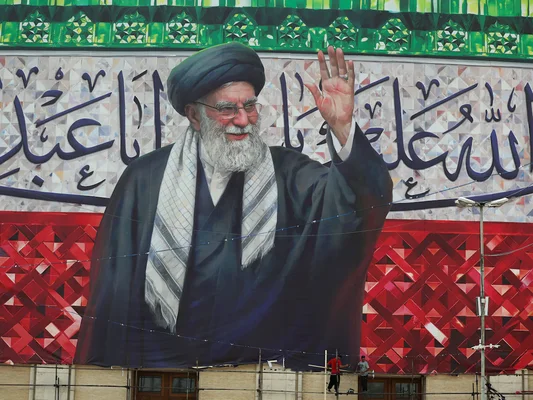 Préparatifs à Téhéran : une fresque à l'effigie de l'ayatollah Khamenei est installée avant ses funérailles.