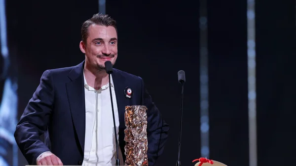 Pierre Lottin récompensé aux César 2026, trophée en main.