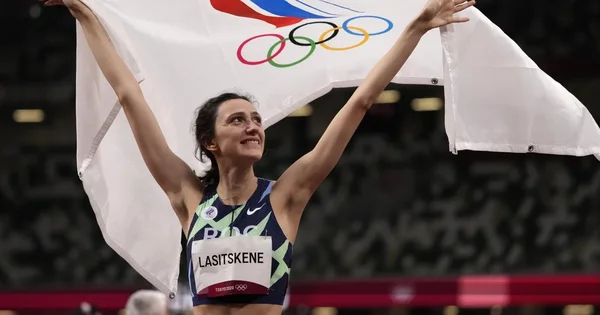L'athlète russe Mariya Lasitskene célébrant avec le drapeau olympique.