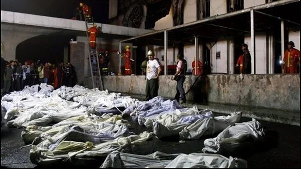 Bilan tragique de l'incendie d'une boîte de nuit à Bangkok en 2008, avec des dizaines de victimes recouvertes de linceuls.