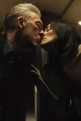 Vincent Cassel et Charli XCX dans une scène intime du clip 'Camera'.