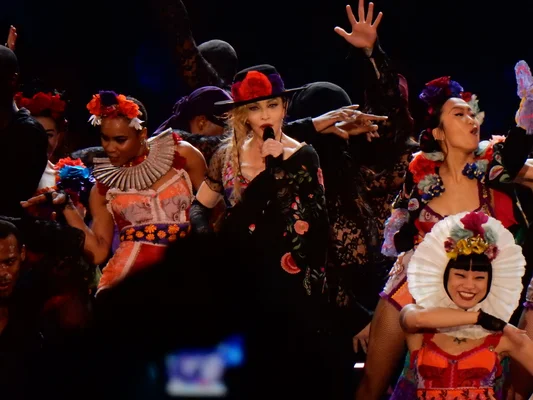 Madonna lors du Rebel Heart Tour 2015 à Barcelone, entourée de danseurs.