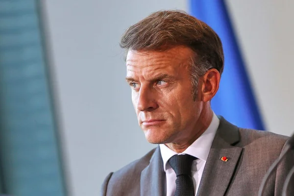 Emmanuel Macron, président français, affiche une expression sérieuse lors d'une prise de parole officielle.