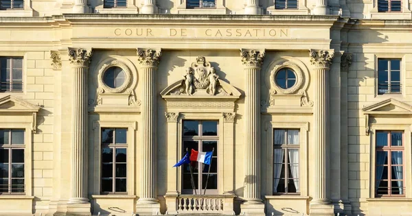 La façade de la Cour de cassation, avec les drapeaux français, où la décision sur la GPA a été rendue.
