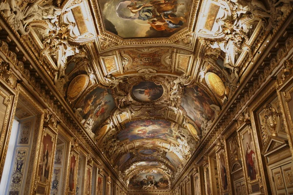 Détail du plafond de la galerie d'Apollon, orné de fresques et de dorures.