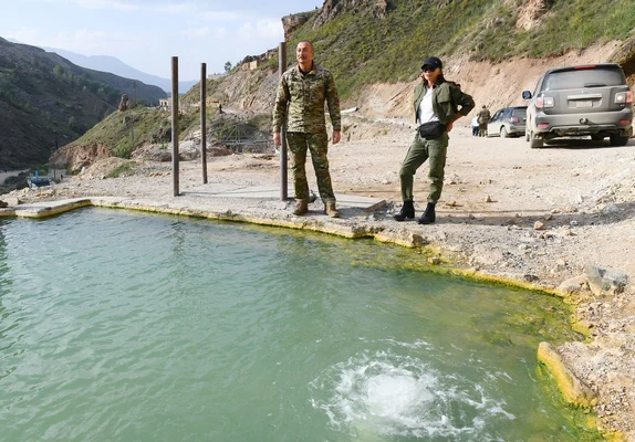 Ilham Aliev et son épouse Mehriban Alieva visitant le district de Kalbajar en août.