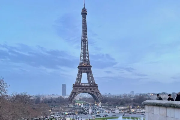 La tour Eiffel au crépuscule, après qu'un homme l'a escaladée pour y accrocher un drapeau américain