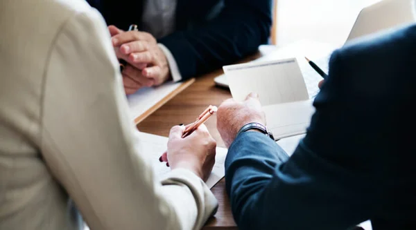 Réunion d'affaires illustrant le contexte financier de la reprise.