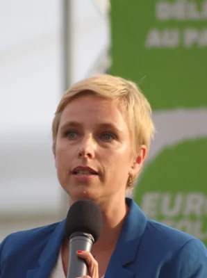 Clémentine Autain prenant la parole aux journées d'été des écologistes 2021 à Poitiers.