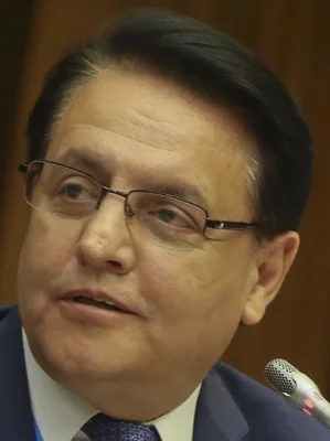 Un homme s'adressant à l'Assemblée nationale équatorienne en juin 2021, identifié comme Fernando Villavicencio dans la source.
