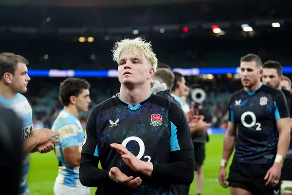Un joueur anglais applaudit après la rencontre.