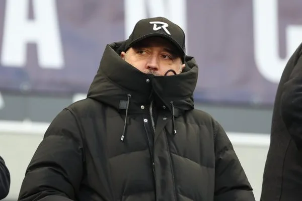 Représentant du club ou dirigeant des Girondins de Bordeaux, visage fermé, lors de l'annonce de l'exclusion.