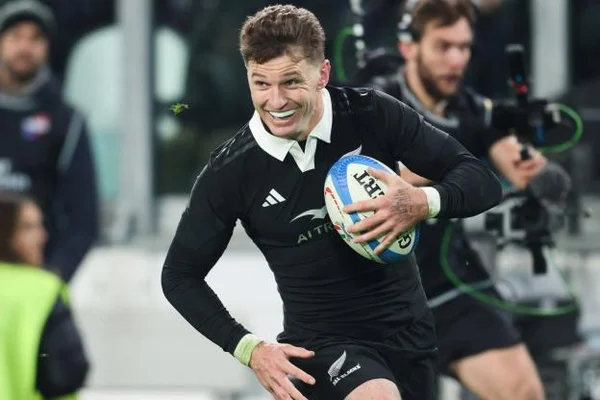 Joueur des All Blacks courant avec le ballon.