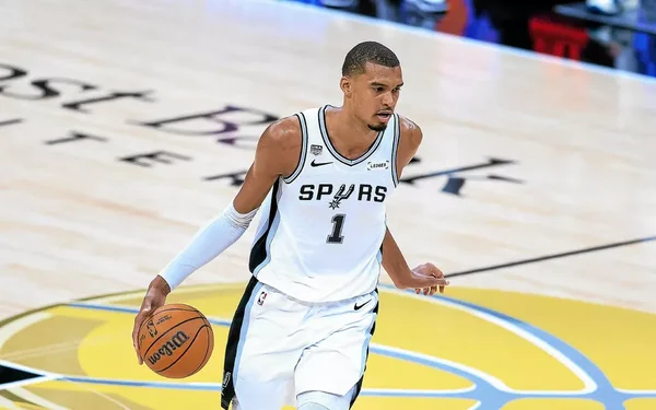 Victor Wembanyama dribblant lors d'un match NBA avec les San Antonio Spurs.