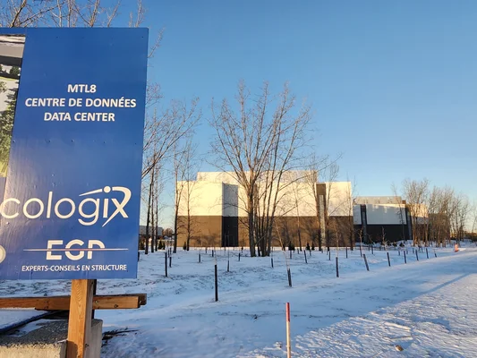 Panneau du centre de données MTL8-S dans le Technoparc de Montréal, illustrant le type d'installation liée au contrat.
