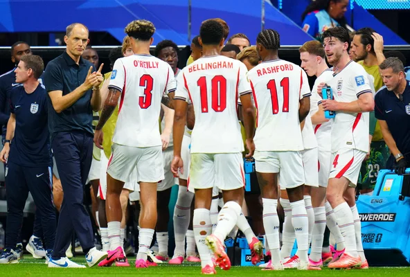 L'équipe d'Angleterre en pleine action sur le terrain, avec Bellingham, Rashford et O'Reilly, sous les instructions de l'entraîneur.