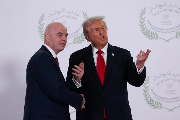 Donald Trump et Gianni Infantino au Sommet de Charm el-Cheikh.