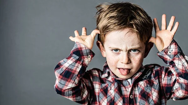 Illustration générique d'un enfant faisant une grimace, utilisée pour représenter le thème des droits de l'enfant.