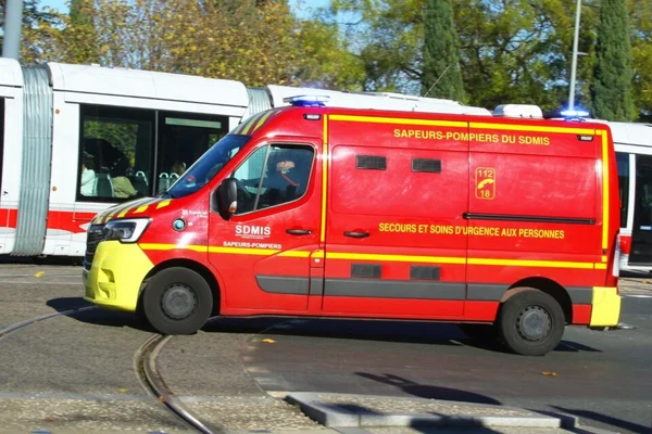 Véhicule de secours du SDIS stationné devant un tramway à Lyon.