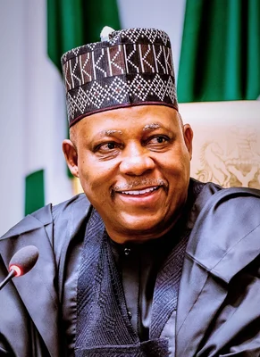 Le vice-président Kashim Shettima dans son bureau, devant le drapeau nigérian.