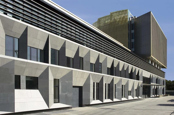 Bâtiment contemporain de l'ambassade de France à Accra, symbole de la coopération bilatérale.