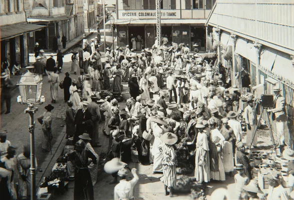 Marché de Fort-de-France au début du XXe siècle, photographie d'archives.