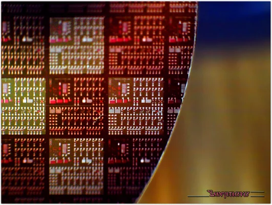 Tranche de silicium avec circuits intégrés, utilisée dans la fabrication de microdispositifs.