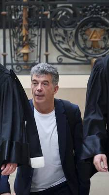 Stéphane Plaza entre deux magistrats à l'issue de l'audience.
