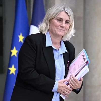 La ministre de la Santé, Stéphanie Rist, défendant le budget de la Sécurité sociale devant les drapeaux de la France et de l'Union européenne.