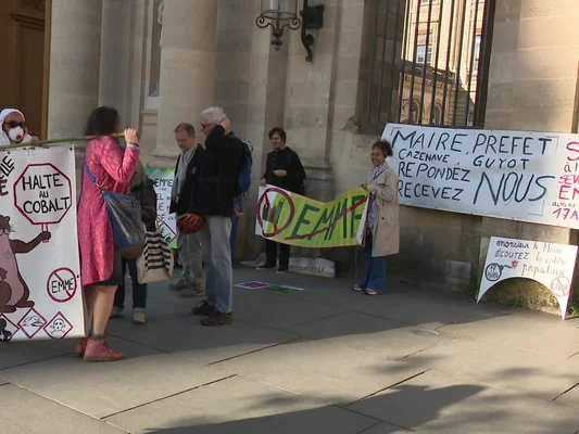 Des opposants au projet de méga-usine EMME manifestent devant l'hôtel de ville de Bordeaux.