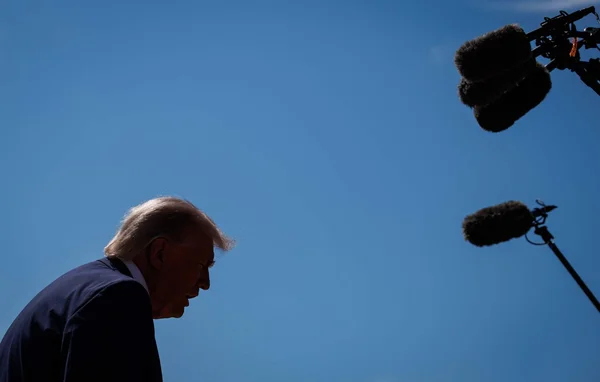 Silhouette de Donald Trump lors d'un événement médiatique.