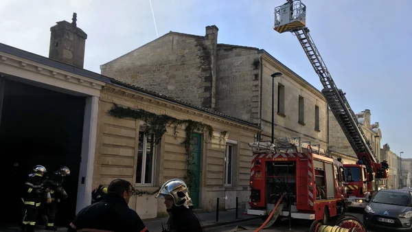 Pompiers en intervention lors d'un incendie rue Jean Renaud Dandicolle à Bordeaux.