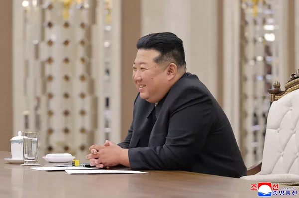 Un responsable nord-coréen dans une salle de réunion lors d'une visite officielle en Russie.